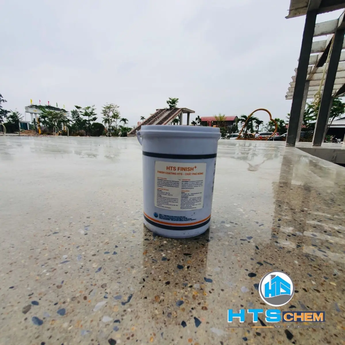 Thùng HTS Finish+ trên bề mặt bê tông bóng, trong không gian ngoài trời. Sản phẩm dùng để hoàn thiện bề mặt bê tông