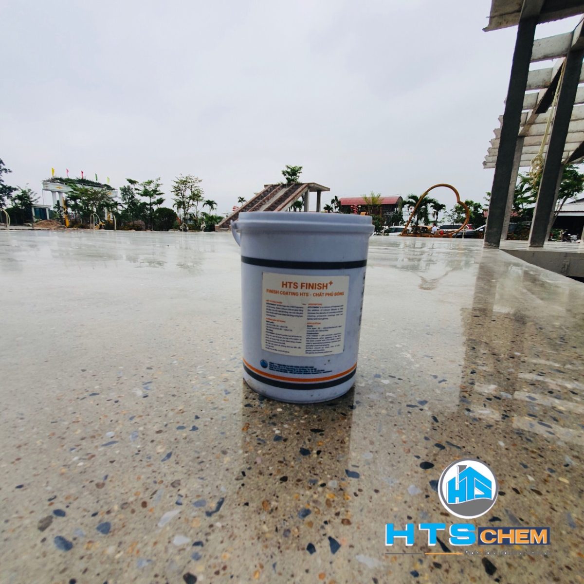 Thùng HTS Finish+ trên bề mặt bê tông bóng, trong không gian ngoài trời. Sản phẩm dùng để hoàn thiện bề mặt bê tông
