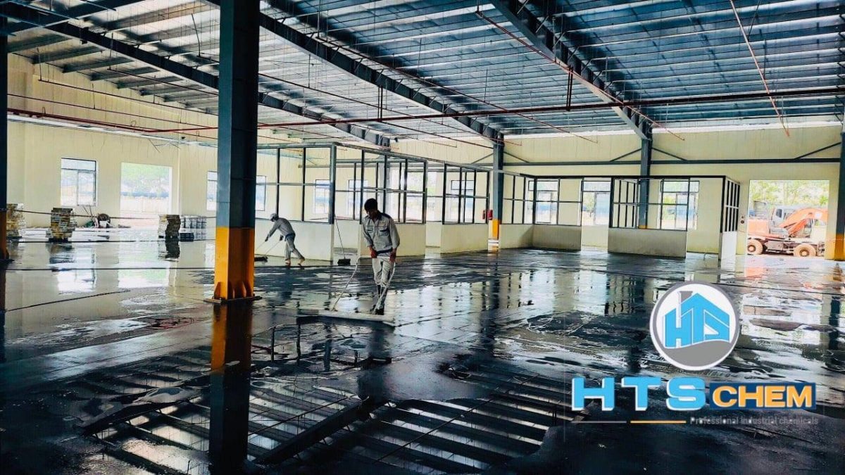 Kỹ thuật viên thi công mài nền bê tông