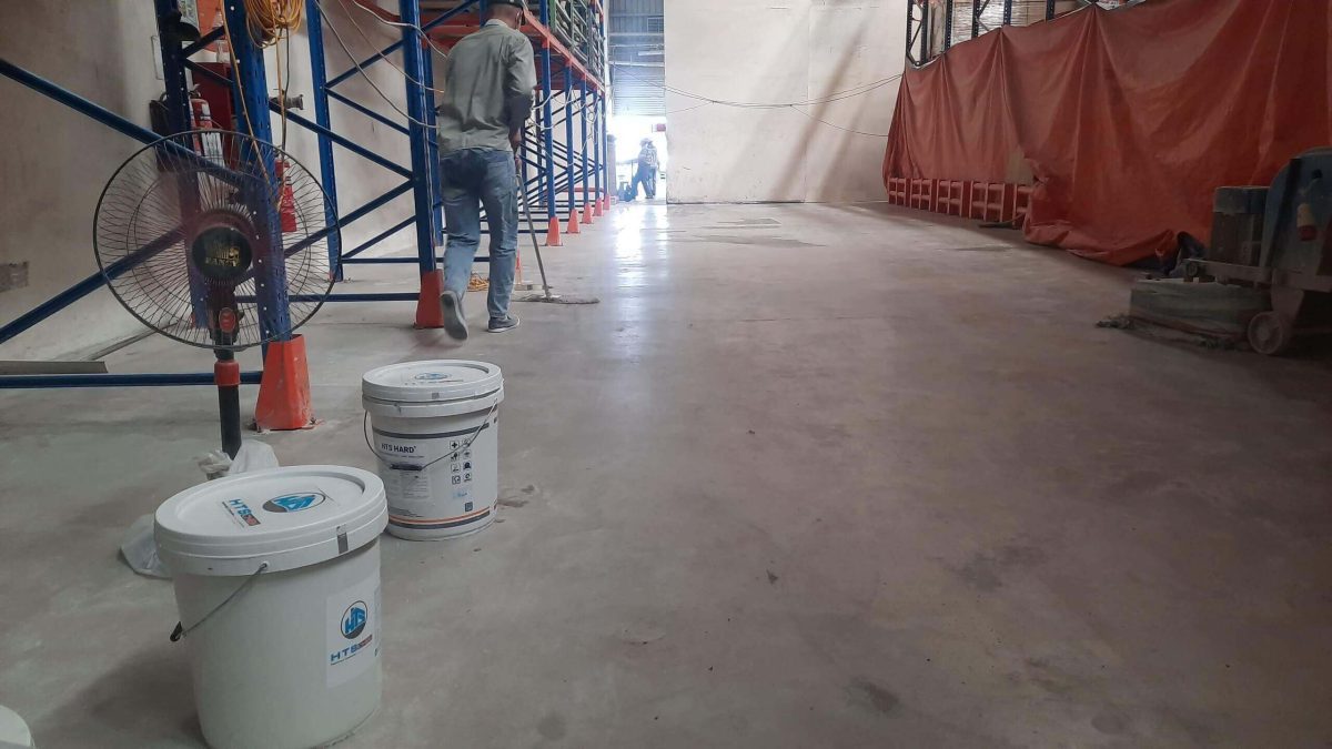 Hình minh họa kỹ sư kiểm tra và đánh giá bề mặt sàn bê tông