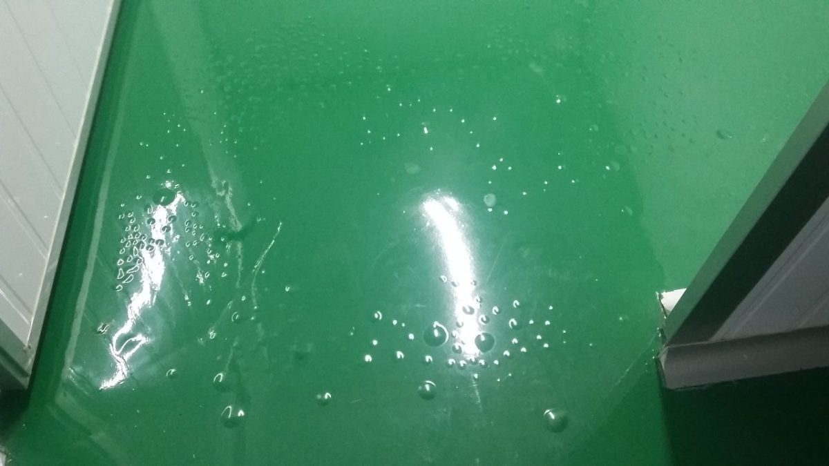Hình minh họa sàn bê tông với lớp sơn Epoxy bị phồng rộp