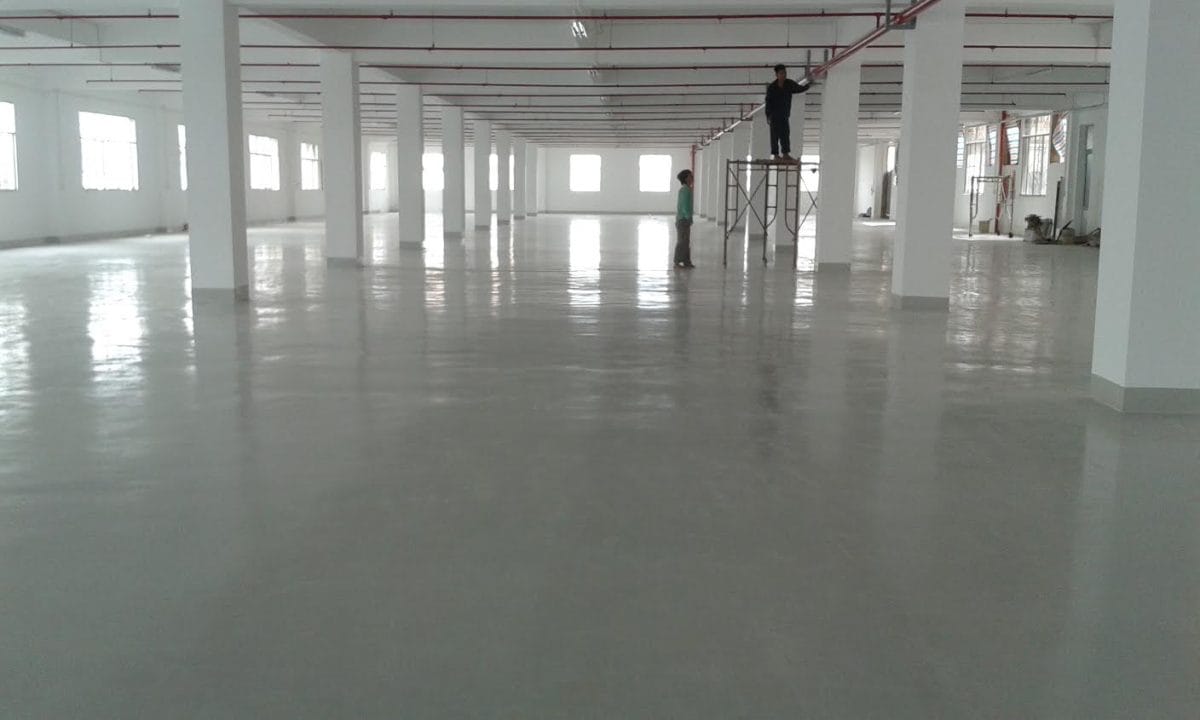 Công nhân sử dụng máy mài sàn bê tông trong quá trình thi công tại Nhà máy sản xuất cốc, ống hút nhựa Vĩnh Tường, Vĩnh Phúc