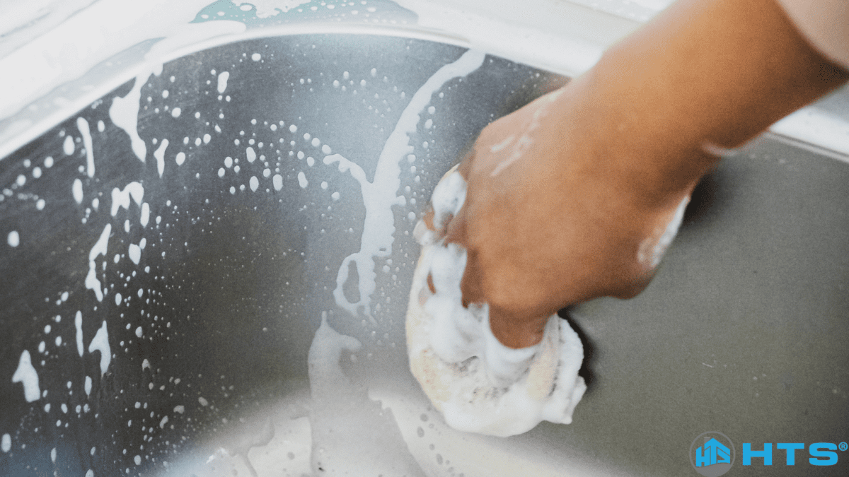 Lưu ý khi chọn hóa chất tẩy rửa kim loại để đảm bảo hiệu quả làm sạch và an toàn cho bề mặt kim loại