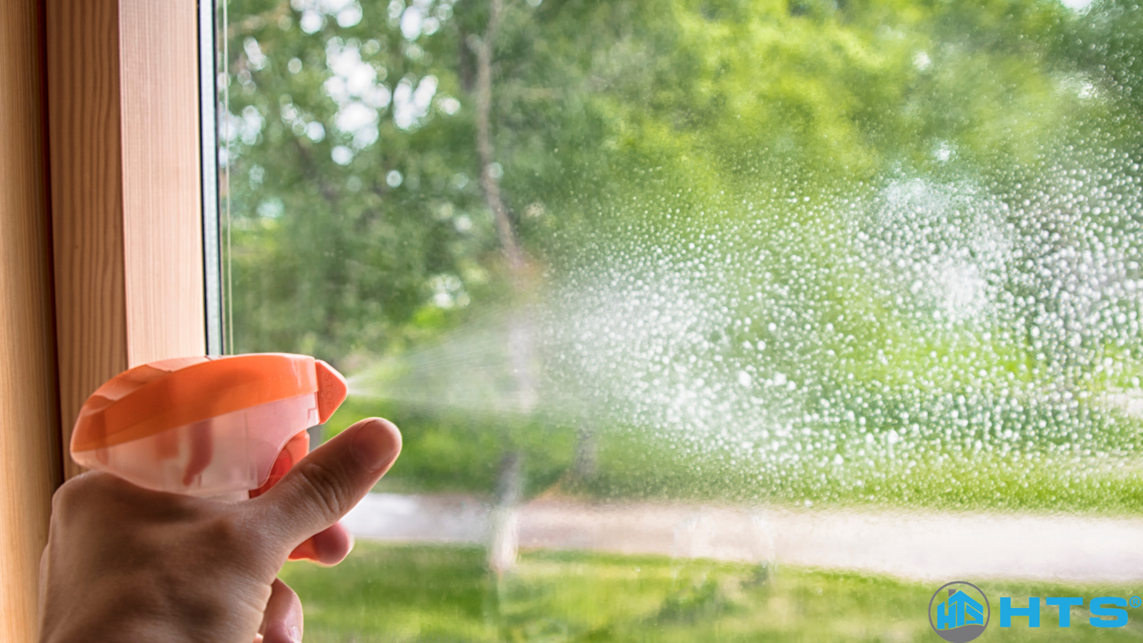 Ưu điểm vượt trội của hóa chất tẩy rửa kính HTSchem: sạch nhanh, không để lại vệt, thân thiện với môi trường