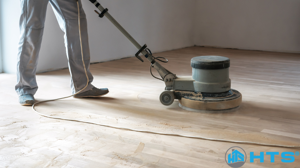 Nhân viên kỹ thuật khảo sát và đánh giá sàn đá để xác định chi phí đánh bóng phù hợp với từng công trình