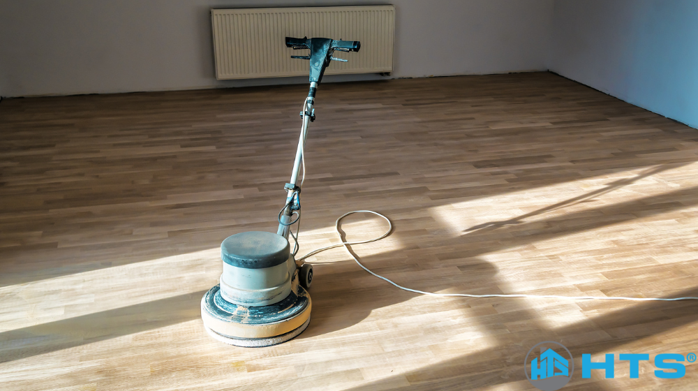 Kỹ thuật viên đang đánh bóng phục hồi sàn đá tự nhiên định kỳ giúp bề mặt sàn luôn sáng bóng và bền đẹp
